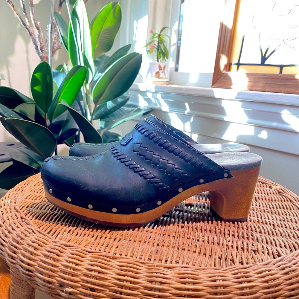 Woven top wooden clogs